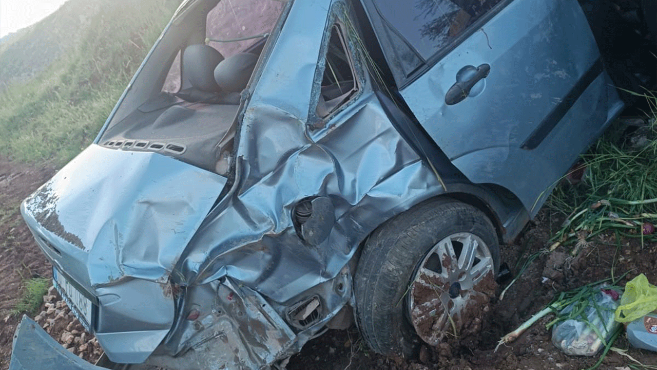 Dursunbey’de otomobil şarampole uçtu: 3 kişi hastanelik oldu