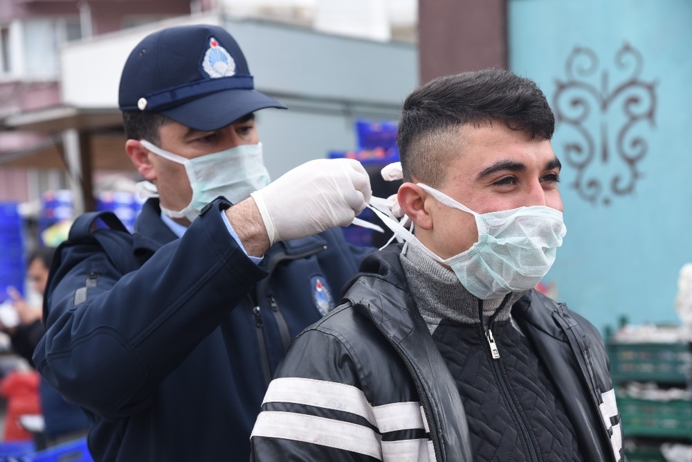 Dursunbey’de pazarcıcılara maske ve eldiven dağıtıldı 
