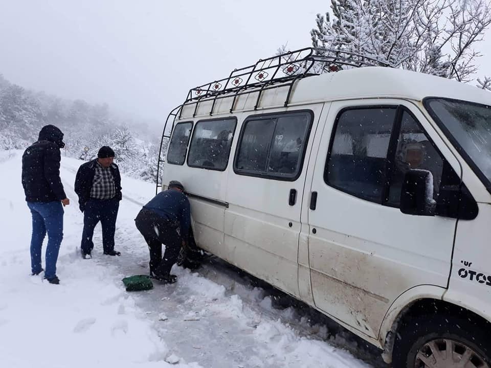 Dursunbey’in yüksek kesimleri beyaza büründü 