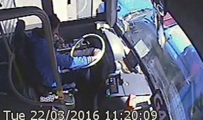 Dürüm yiyen sürücü, askeri araca çarptı