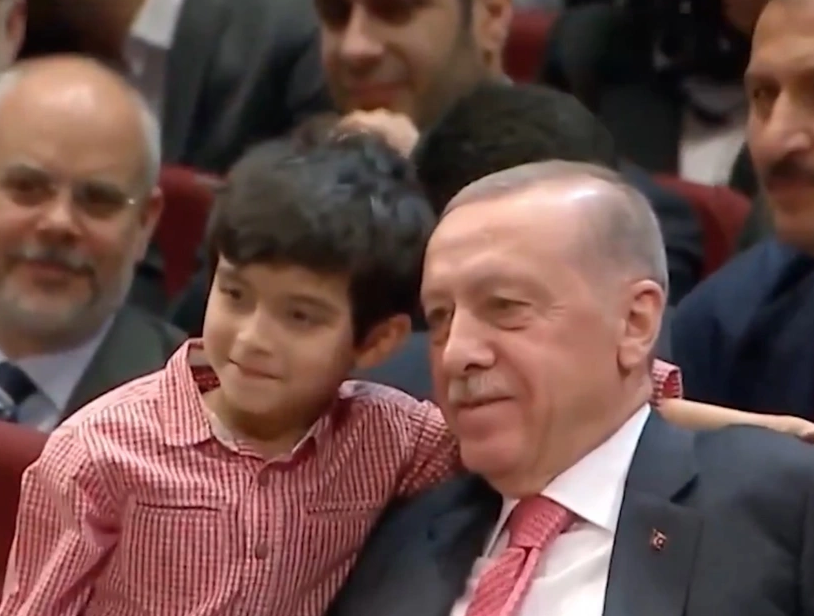 Durup dururken Erdoğan’a böyle sarıldı