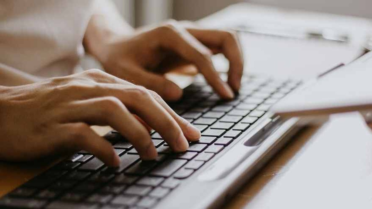 Duruşma salonunda kalp krizi geçiren katip öldü