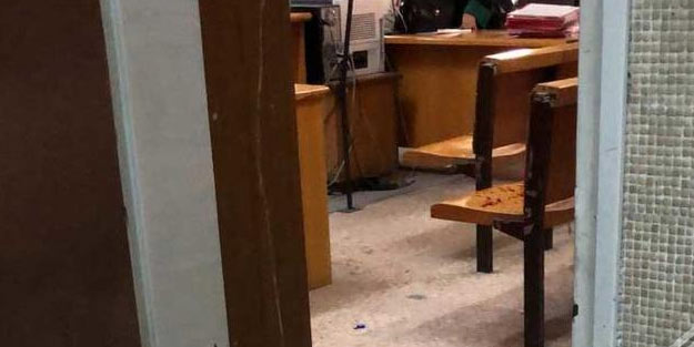 Duruşma salonunda kan aktı! Taraflar birbirini bıçakladı