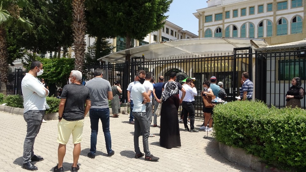 Duruşmaların başladığı Antalya Adliyesi’nde kuyruk oluştu 