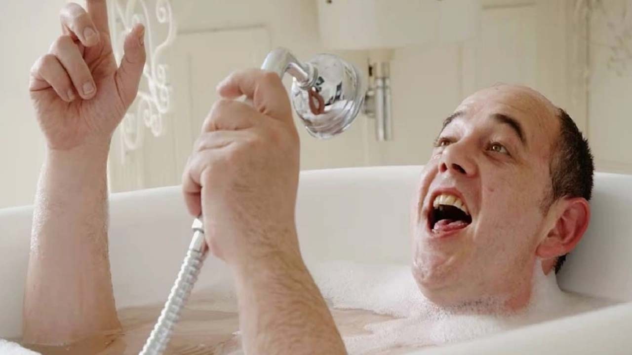 Duş yaparken müzik dinleyenler dikkat! Buna inanamayacaksınız