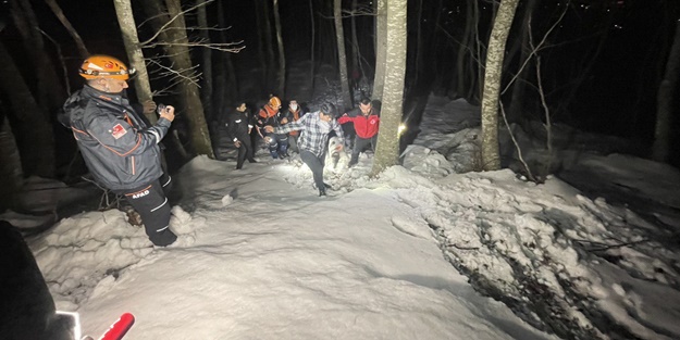 Düşen bayrağı asmak için tırmandıkları Uludağ'da mahsur kaldılar