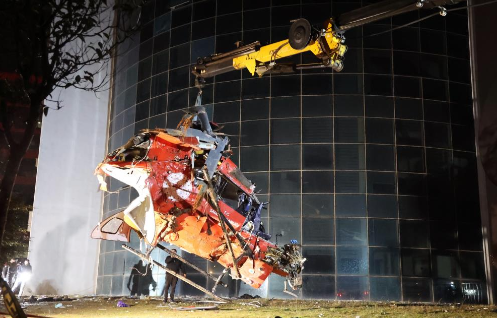 Düşen helikopterin enkazı kaldırıldı