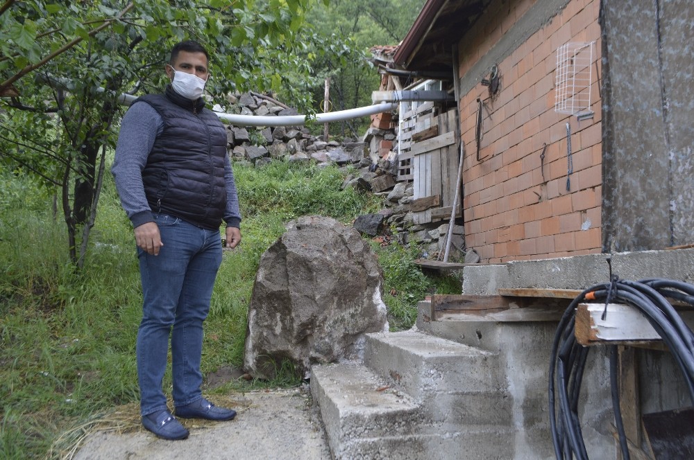 Düşen kayalar köylüleri tedirgin ediyor 