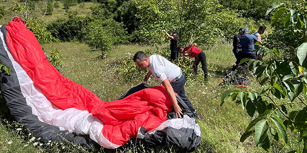 Düşen paraşütçüyü jandarma ekipleri kurtardı
