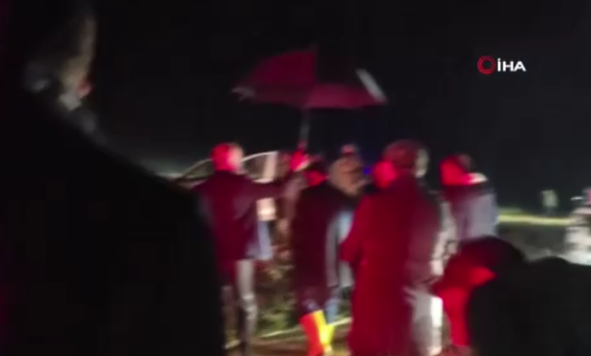 Düşen uçağın enkazında incelemelerde bulundu