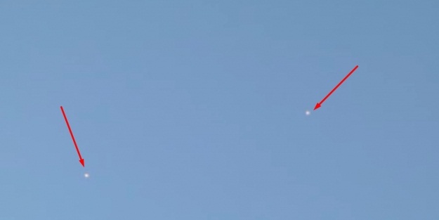 Düşen uçağın pilotları paraşütle atladı