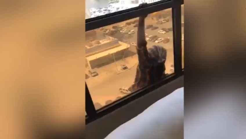 Böyle vicdansızlık görülmedi! Sadece düşmesini izledi...