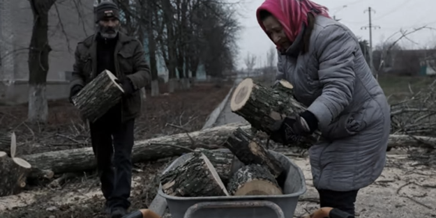 Düştükleri hale bakın! Fransa hükümetinden halka yakacak odun...