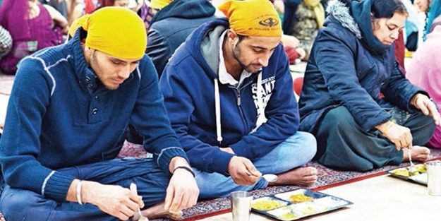 Düşündüğünüz gibi değil: Camide ‘Noel yemeği’