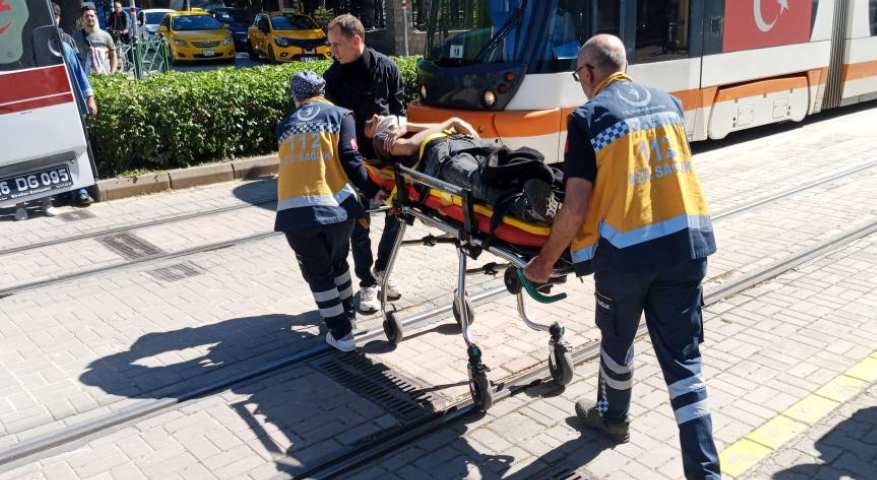 Düşürdüğü telefonu almak isterken...