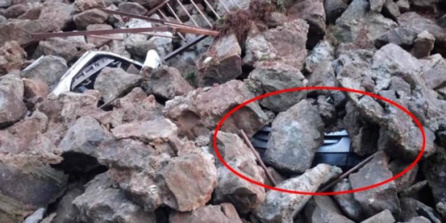 Duvar çöktü araçlar altında kaldı