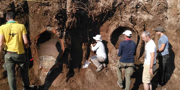 Duvar inşaatında tarihi küpler ve insan iskeletleri bulundu