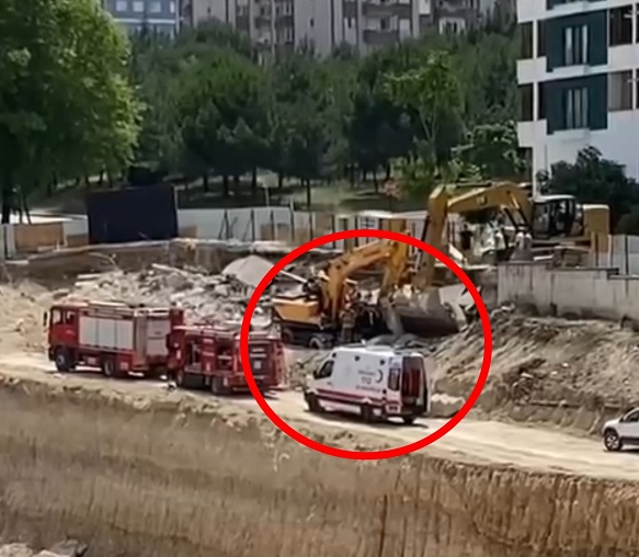 Duvar operatörün üzerine devrildi! O anlar kaydedildi