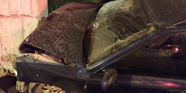 Duvara çarpan otomobildeki 3 kişi yaralandı