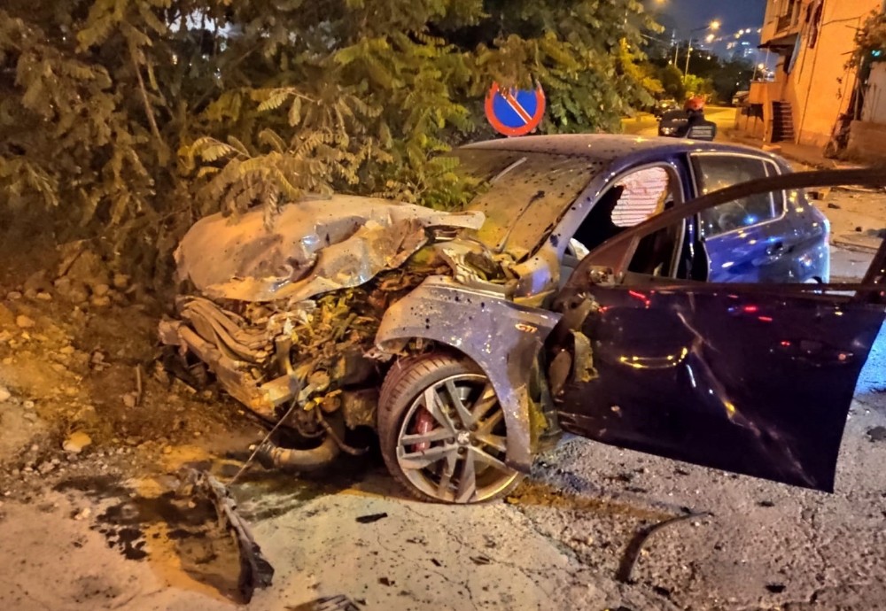 Duvara çarpan otomobilin ön kısmı parçalandı 