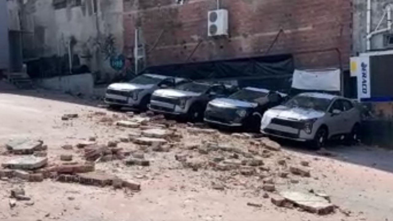 Duvara güvenme çöker… Sıfır araçlar çöken duvarın altında pert oldu