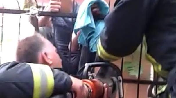 Duvardan atlamak istedi eline demir korkuluk saplandı