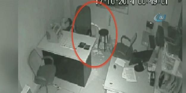 Duvarı delip döviz bürosunu soydular