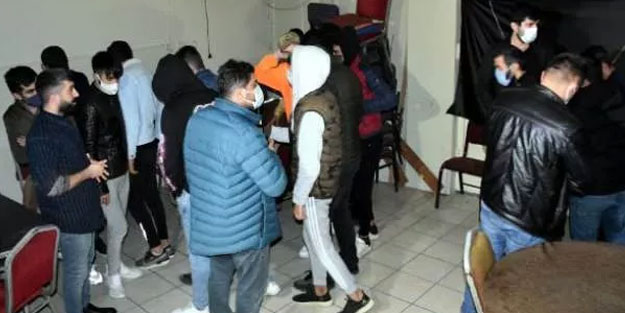 Duvarı delip internet kafeye girdiler