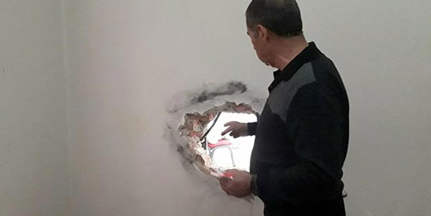 Duvarı delip kuyumcuyu soydular!
