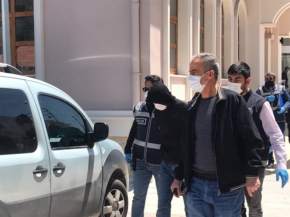 Duvarını deldikleri kuyumcudan 200 bin liralık altın çalan şüpheliler tutuklandı 