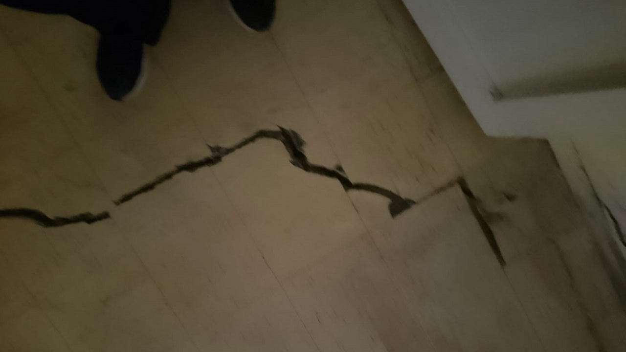 Duvarlar çatlamaya başladı! İstanbul'da iki bina boşaltıldı