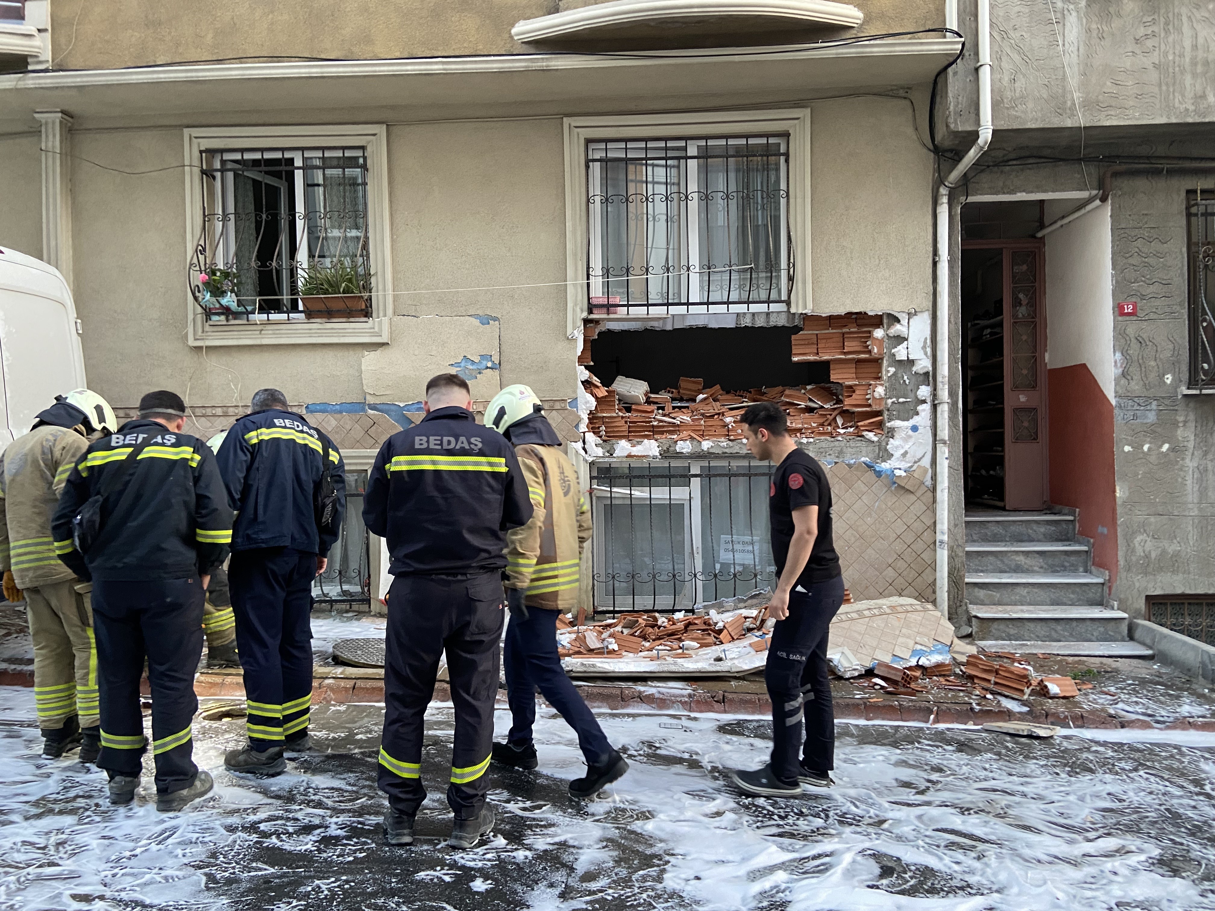 Duvarları yıktı! Esenler'de rögar kapağı patladı