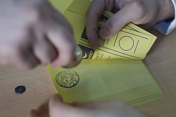 Duyan herkes şaşkına döndü! Oy kabininden garip sesler