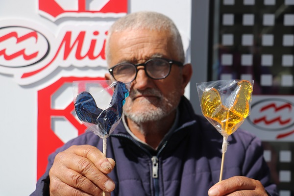 Duyan şaşıp kalıyor! Bu satıcı horoz gibi ötüyor