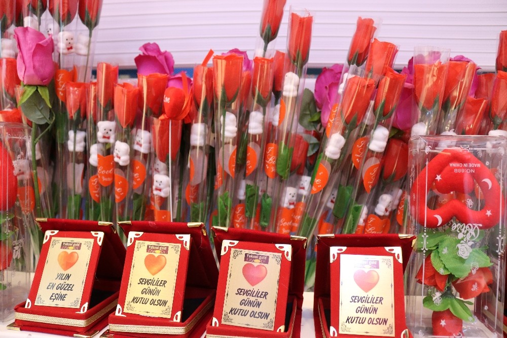 Duyarlı kuyumcudan Sevgililer Gününde ücretsiz hediye 