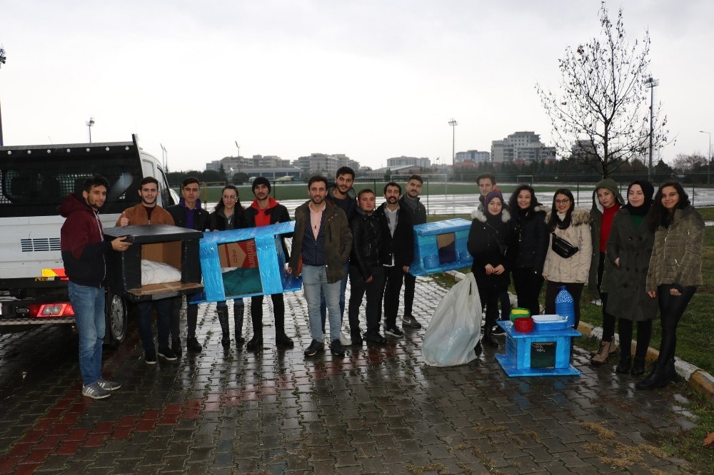 Duyarlı öğrenciler kış günlerinde sokak hayvanlarını unutmadı 