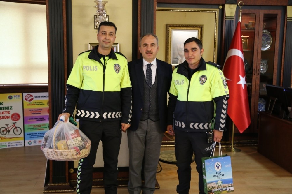 Duyarlı polise Rize Belediyesi’nden teşekkür 