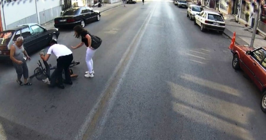 Duyarlı şoförün alkışlanacak hareketi güvenlik kameralarına yansıdı 