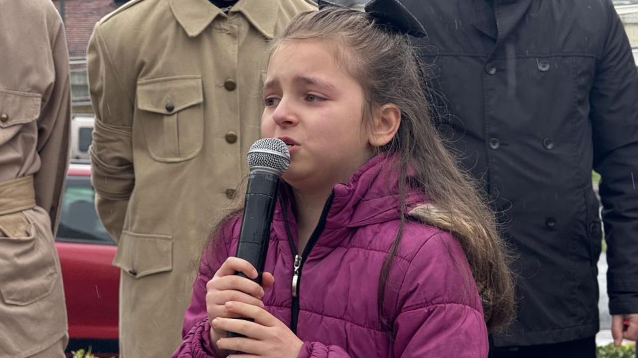 Duygu dolu anlar! 10 yaşındaki çocuktan gözyaşlarına boğan Çanakkale şiiri