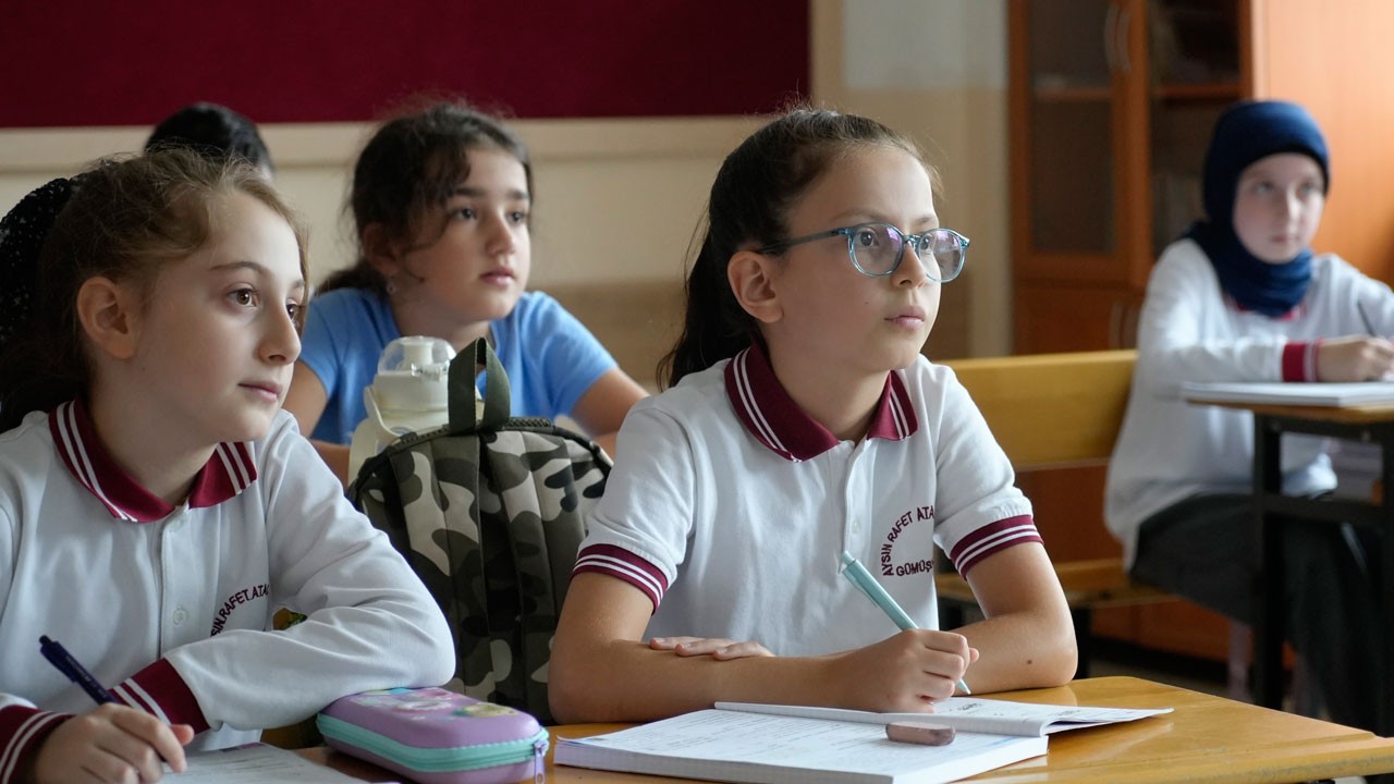 Duygulandıran anlar! Minik Buğlem’den işaret diliyle İstiklal Marşı