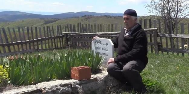 Duygulandıran sözler! 10 yıldır vefat eden eşinin başından ayrılmıyor