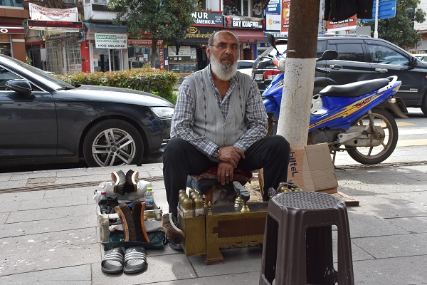 Duyunca şaşırmamak elde değil | Bunların hepsini ayakkabı boyayarak yapmış