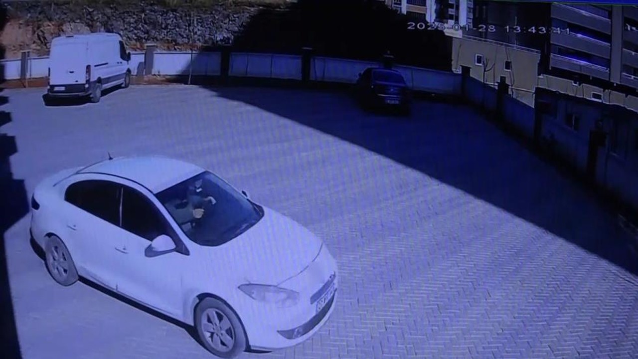 Düz kontak yapılması imkansızdı ama…! Bakın otomobili 30 saniyede nasıl çaldı