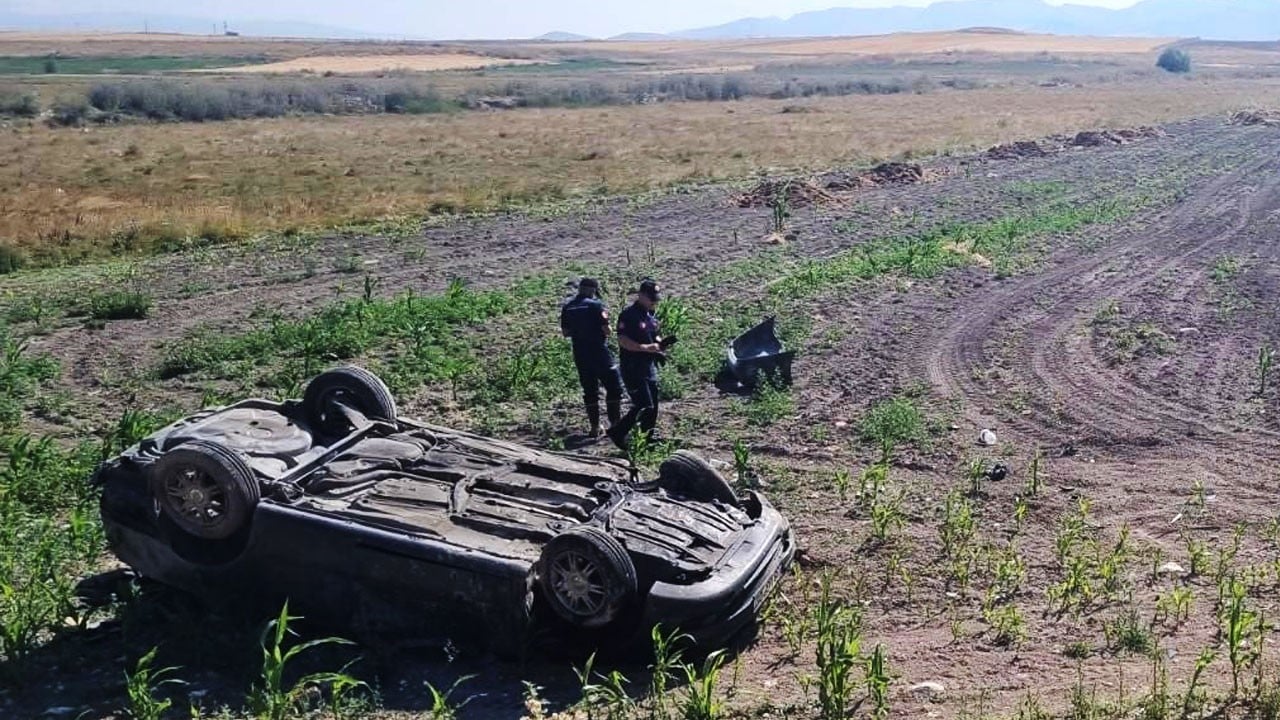 Düz yolda giderken taklalar atarak tarlaya uçtular! İkisi de öldü