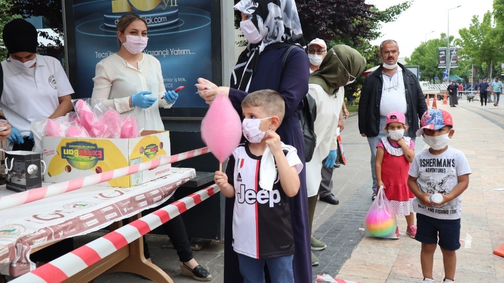 Düzce Belediyesi çocukları sevindirdi 