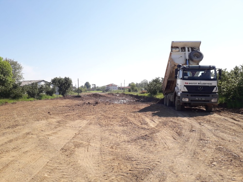 Düzce Belediyesi ekipleri nin yol çalışması sürüyor 