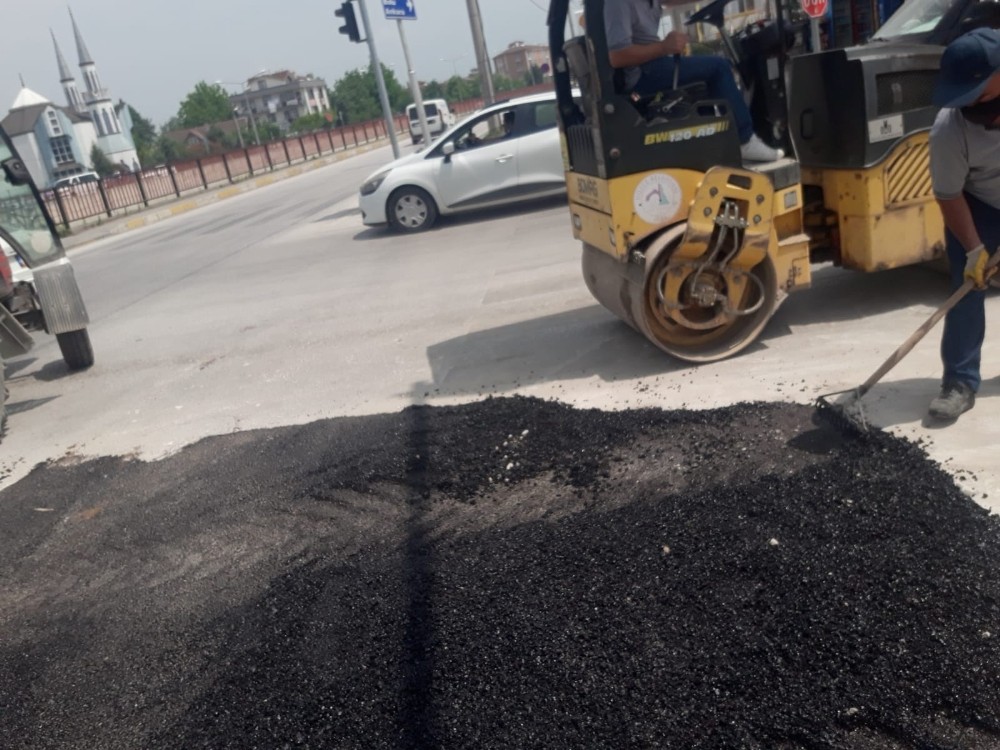 Düzce Belediyesi ekipleri yama çalışmalarını sürdüyor 
