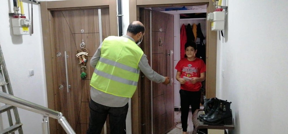 Düzce Belediyesi ev ev maske dağıttı 