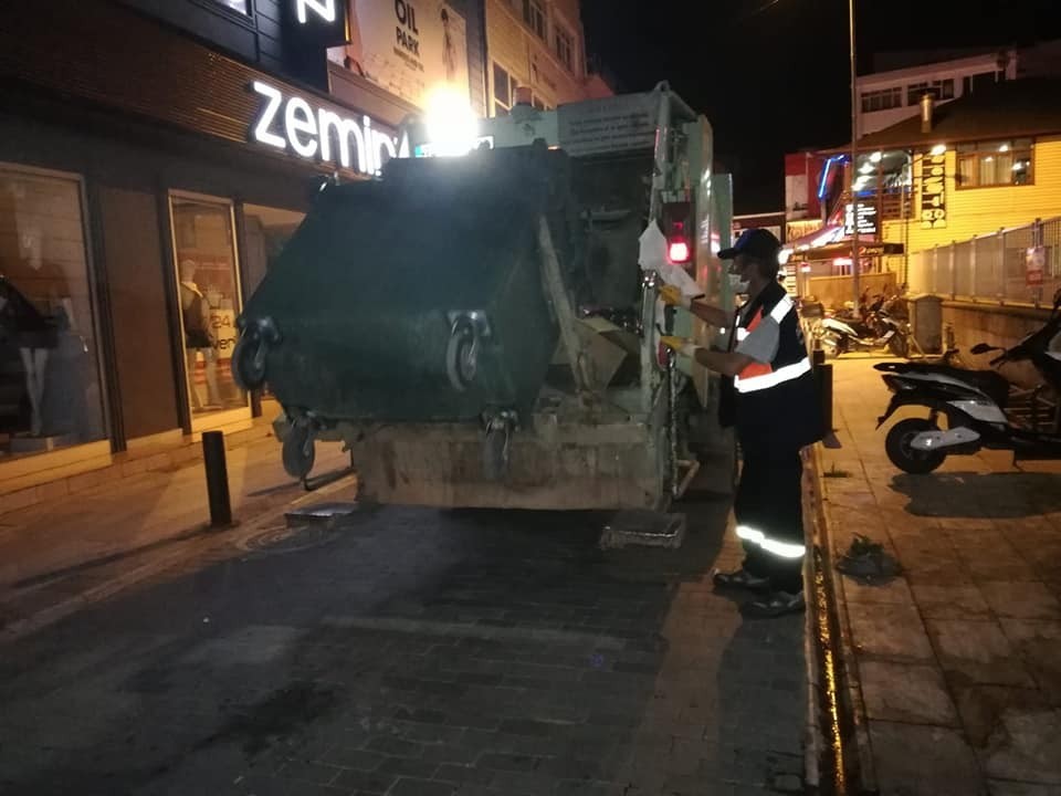 Düzce Belediyesi gece gündüz temizlik yapıyor 