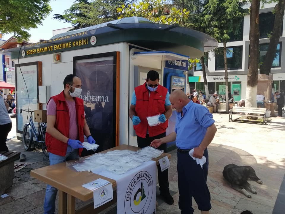 Düzce Belediyesi maske dağıtımını hızlandırdı 